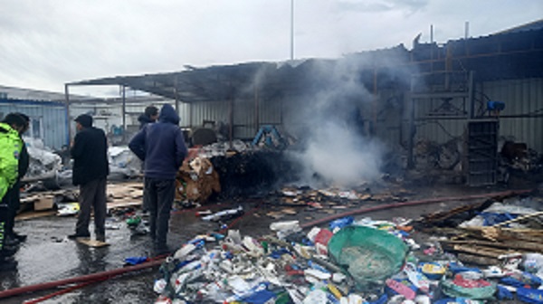 GEDİZ’DE HURDA DEPOSUNDA ÇIKAN YANGIN BÜYÜK HASARA NEDEN OLDU