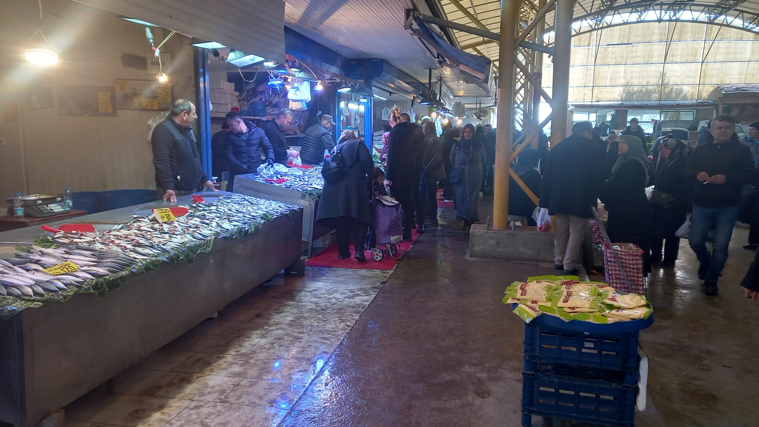 GEDİZ’DE BALIK PAZARINA YOĞUN İLGİ