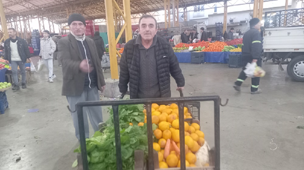 5 YILDIR İHTİYAÇ SAHİPLERİ İÇİN PAZARDAN MALZEME TOPLUYOR