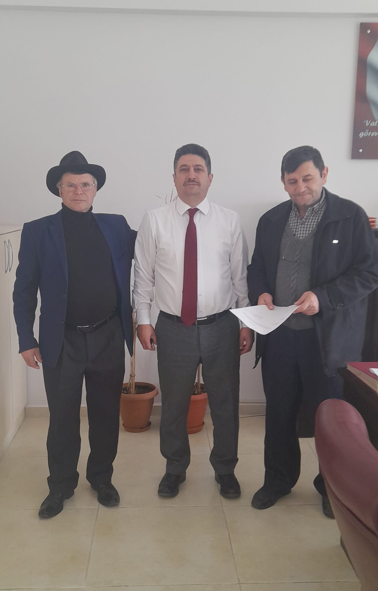 MEZAR KAZDIKLARI ESNADA BULDUKLARI METAL MADALYONU KAYMAKAMLIĞA TESLİM ETTİLER