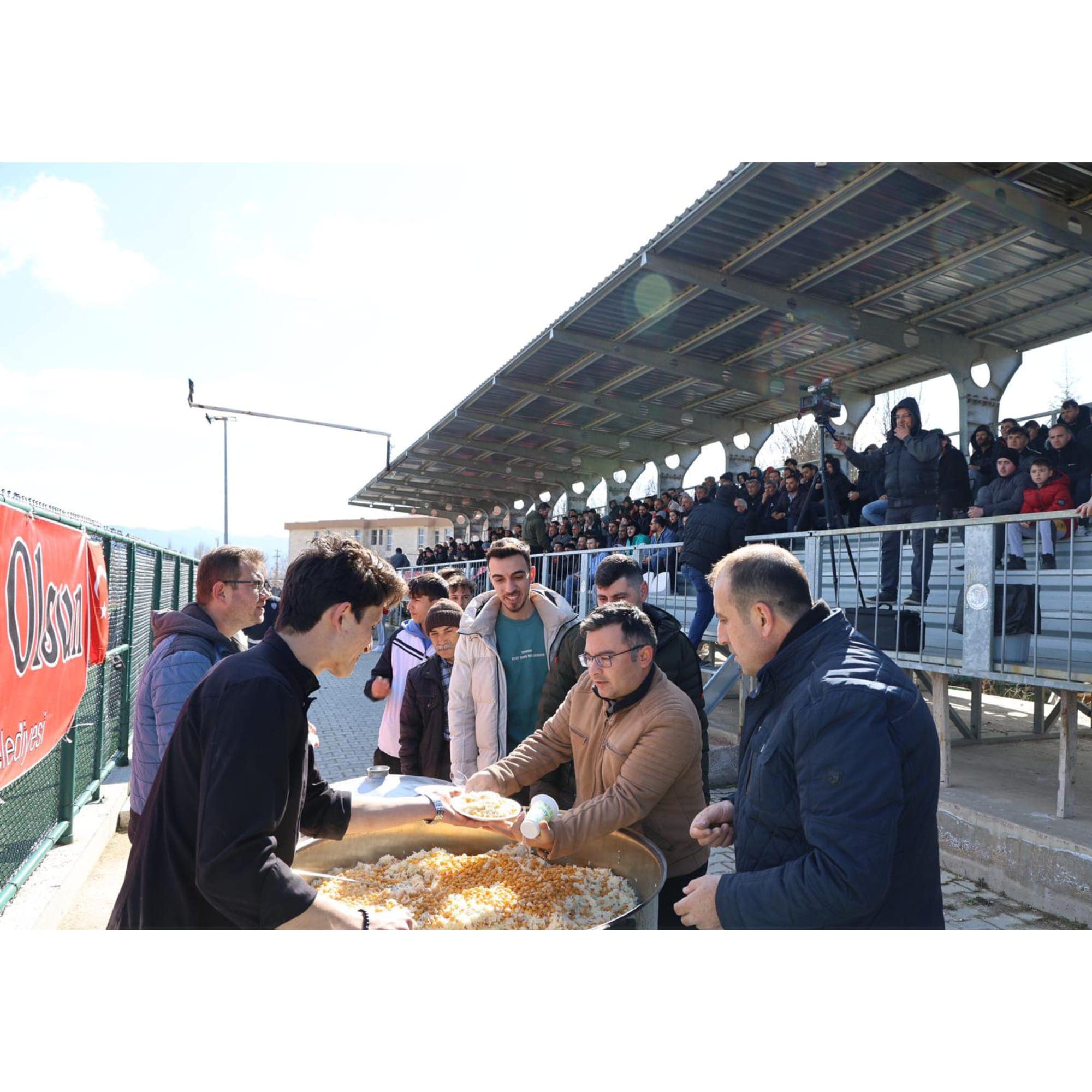BELEDİYE BAŞKANI AKÇADURAK’TAN TARAFTARA PİLAV AYRAN İKRAMI