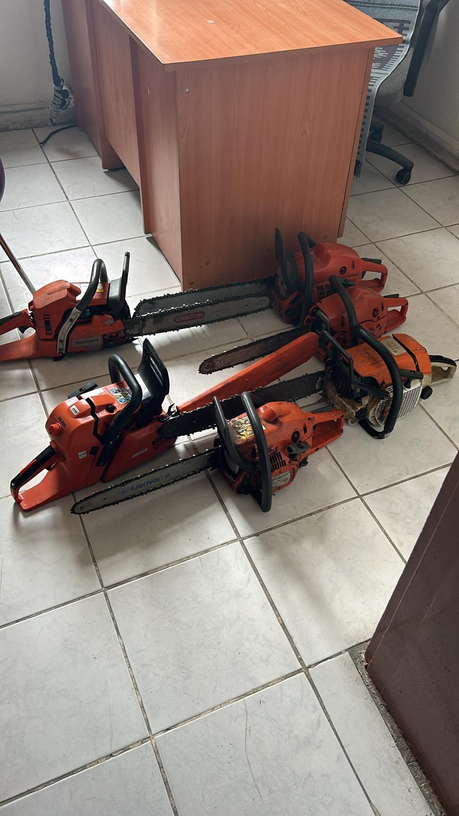 GEDİZ’DE 6 ADET MOTORLU TESTERE ÇALAN ŞAHISLAR POLİSTEN KAÇAMADI