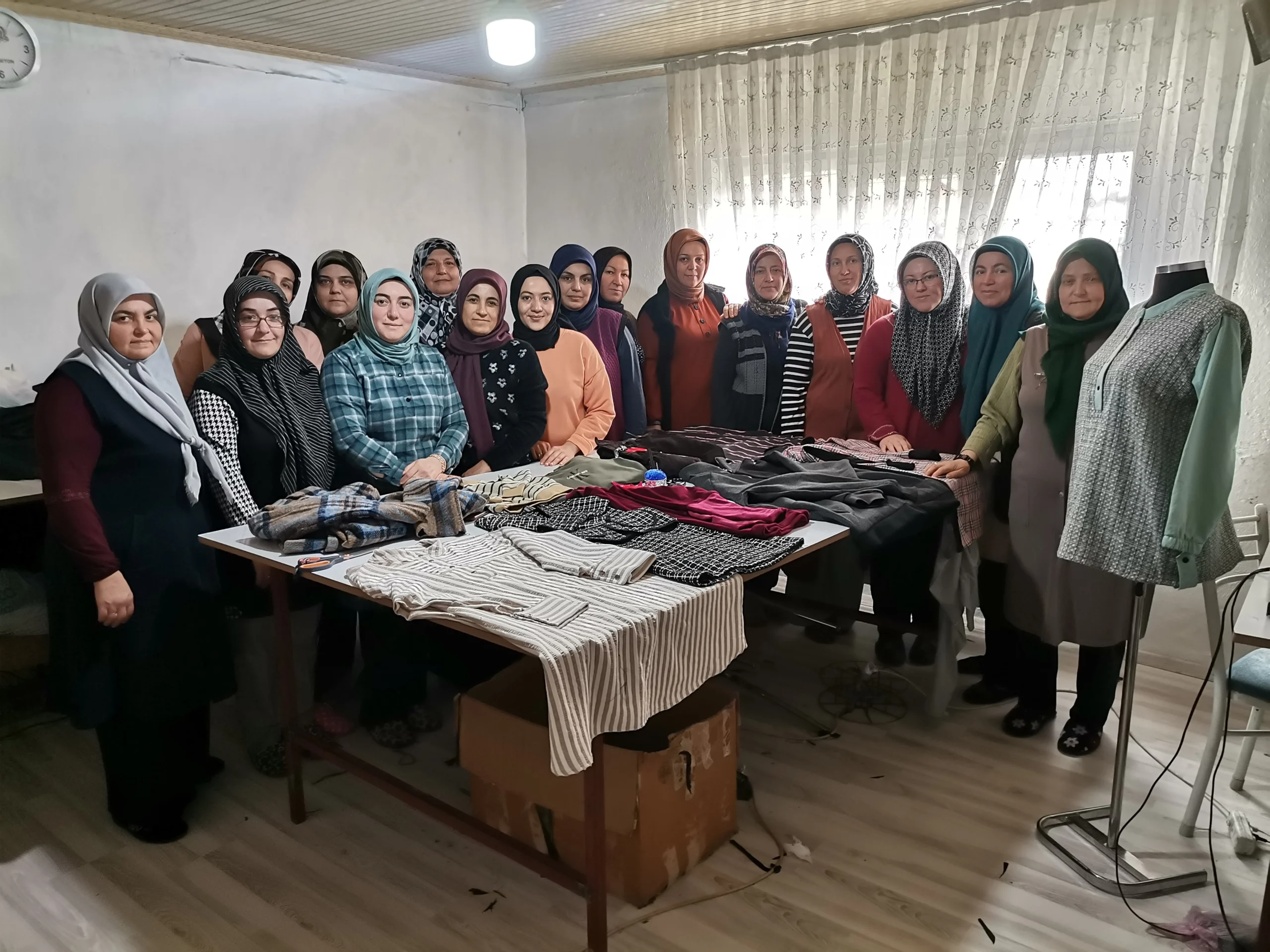 GEDİZ DİKİŞ NAKIŞ KURSİYERLERİ ÜRETTİKLERİ KIYAFETLERİ İLE EKONOMİYE CAN KATIYORLAR