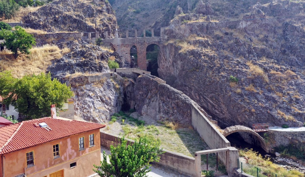 GEDİZ’İN 3 BELDESİNDE 7 BİN 259 KİŞİ YAŞARKEN KÖYLERDE 16 BİN 537 KİŞİ YAŞIYOR