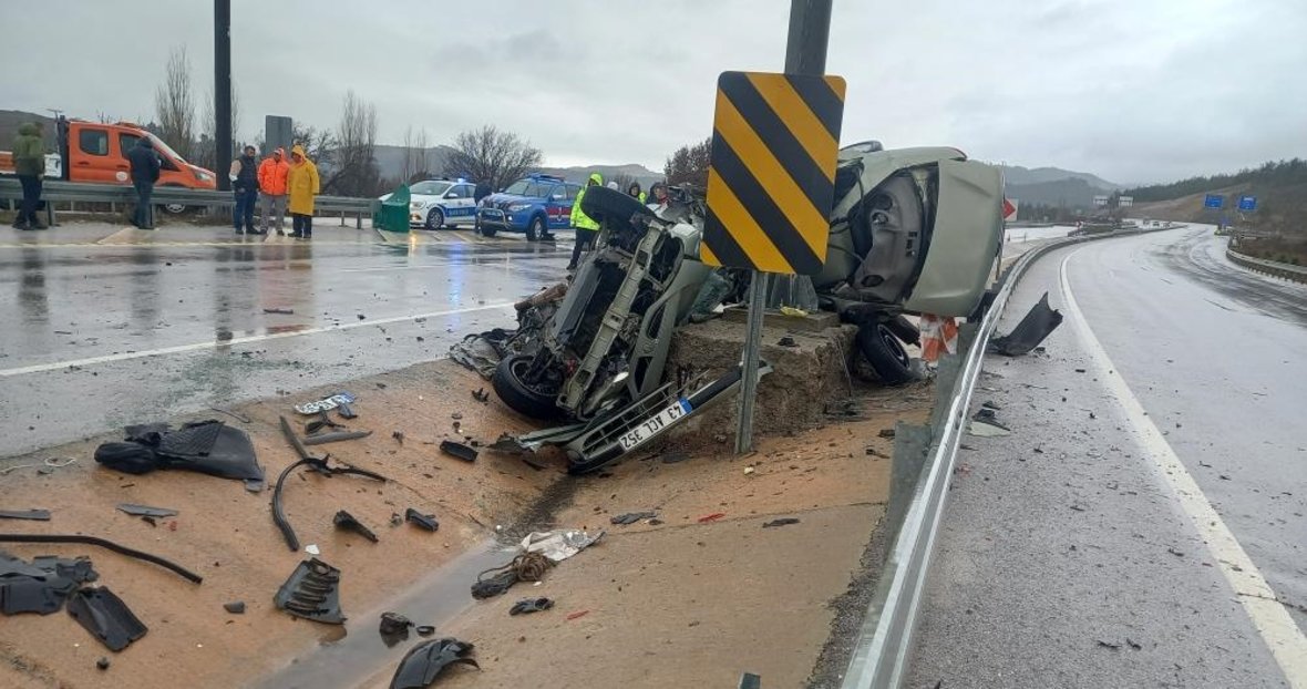 GEDİZ’DE FECİ KAZA, GENÇ SÜRÜCÜ HAYATINI KAYBETTİ