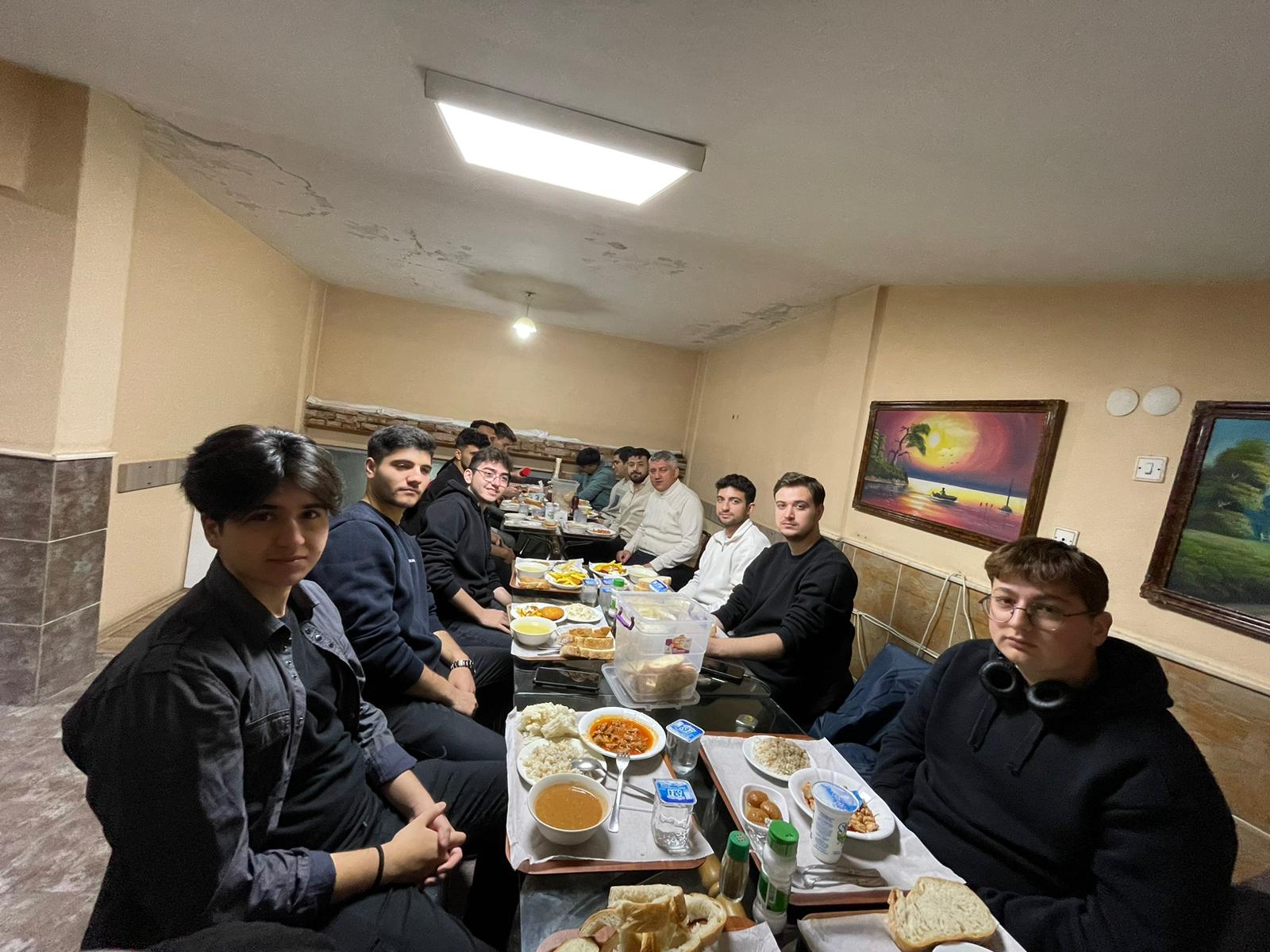 GEDİZ KYK YURDUNDA MANEVİ DANIŞMAN ABDULLAH BİLGİN ÖĞRENCİLERE İFTAR YAPTIRDI