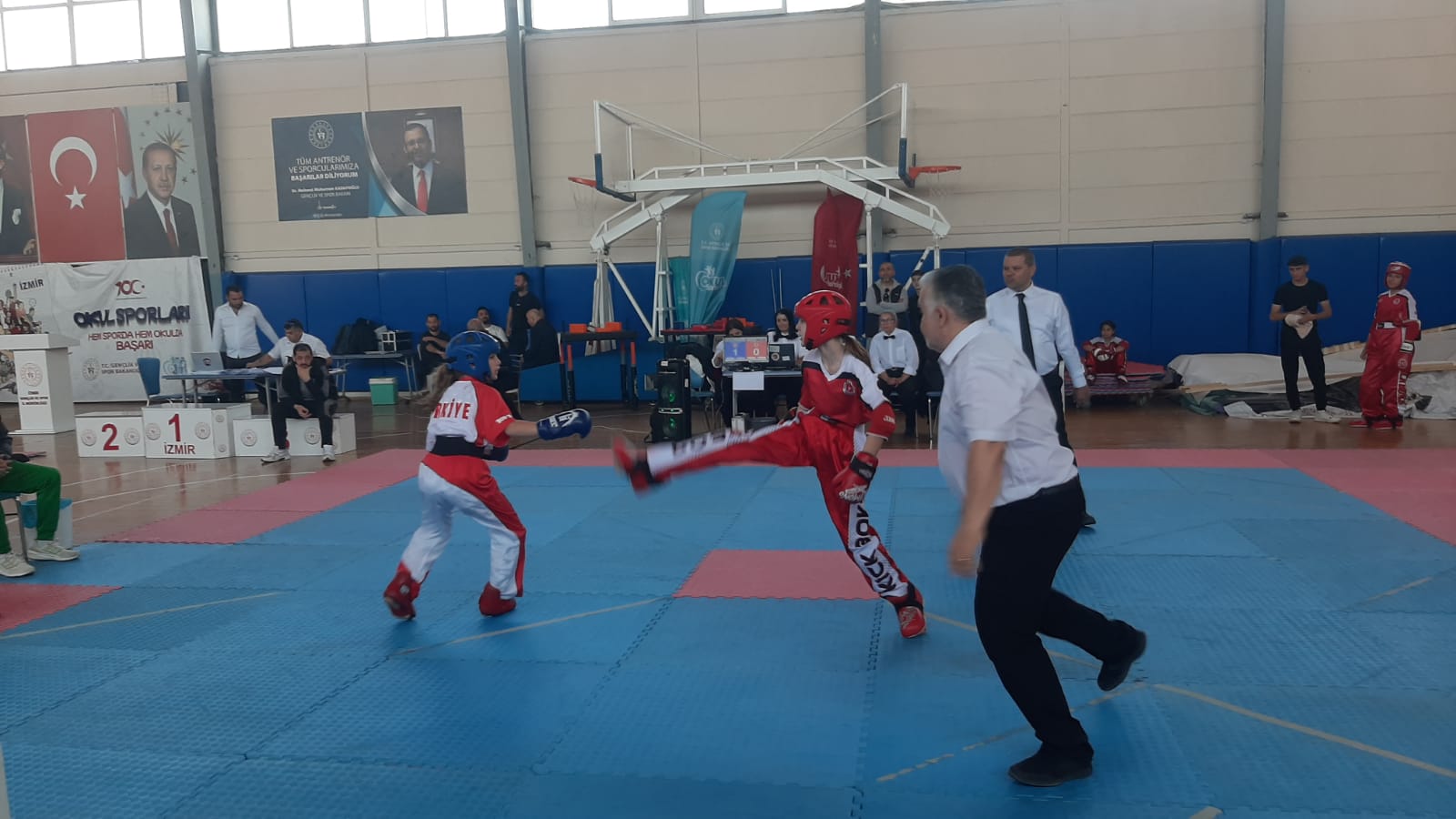 GEDİZLİ KİCK BOKSÇU SPORCULAR İZMİR’DEN 17 MADALYA İLE DÖNDÜLER