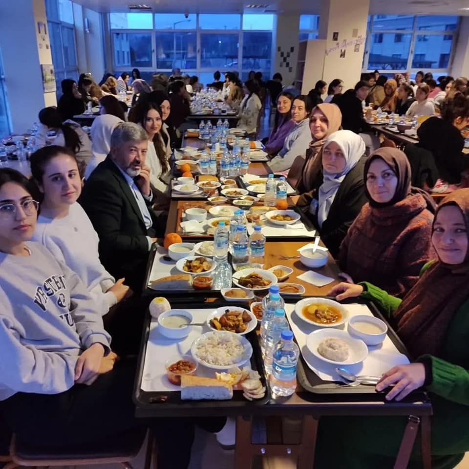 BAŞKAN AKÇADURAK KYK KIZ ÖĞRENCİ YURDUNDA KIZ ÖĞRENCİLERLE İFTAR YAPTI