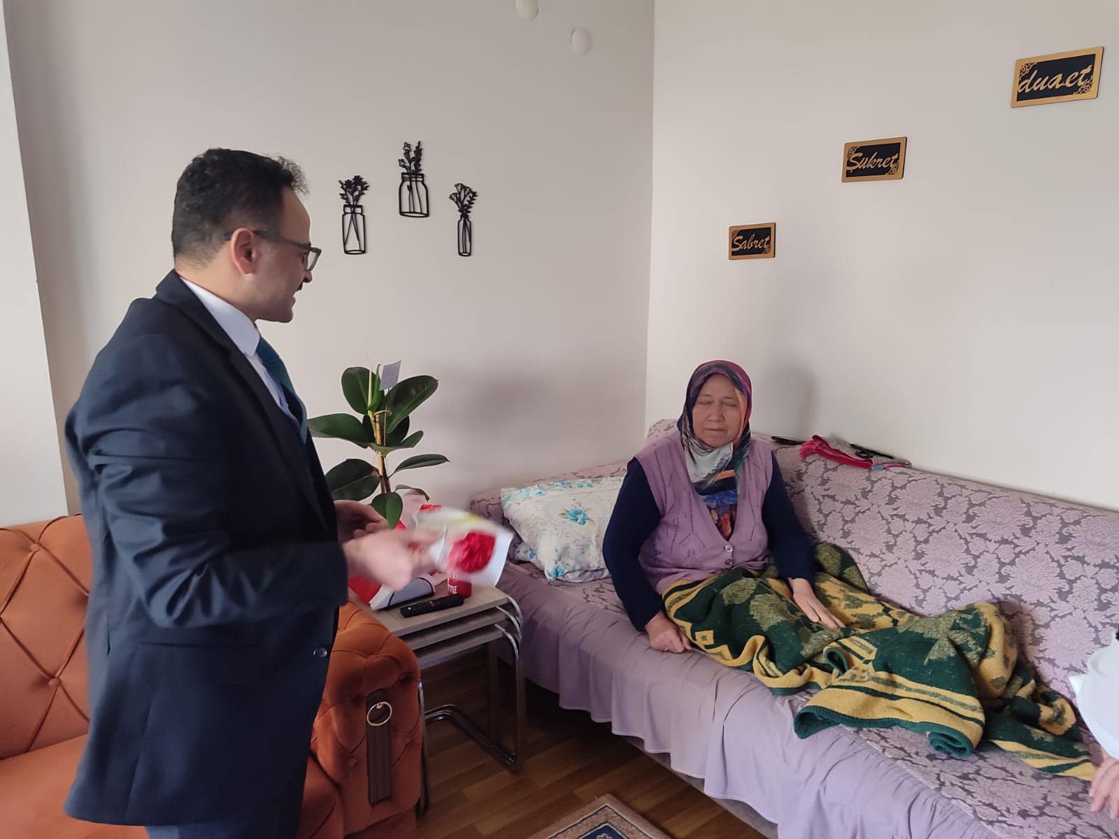 GEDİZ KAYMAKAMI HAKAN ALKAN ŞEHİT ANNELERİNİ UNUTMADI