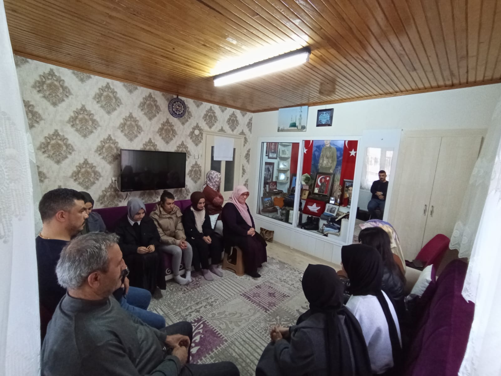 KYK ÖĞRENCİLERİ ERDOĞMUŞ KÖYÜNDE ŞEHİT AİLESİNİ ZİYARET ETTİLER