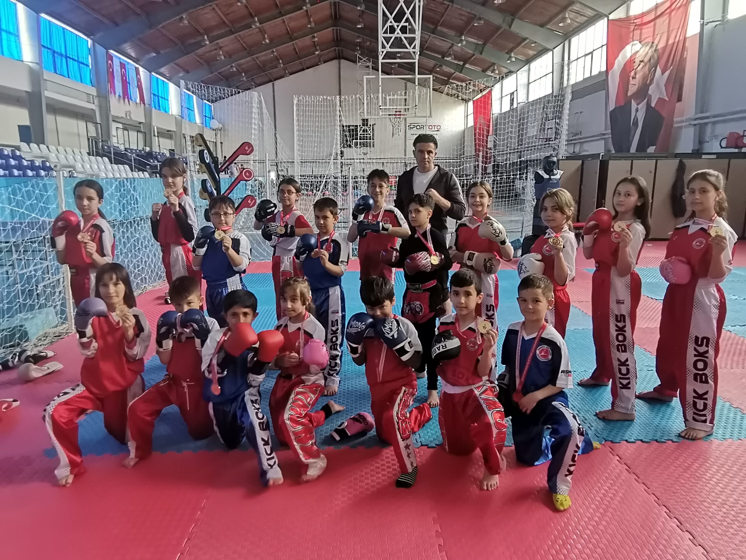 GEDİZ’DE 17 MADALYA İLE DÖNEN KİCK BOKSÇULAR BİR SONRAKİ YARIŞMAYA HAZIRLANIYOR