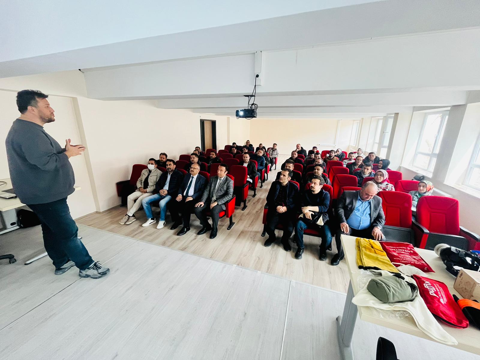 GEDİZ’DE ÖĞRETMENLERE YANGIN EĞİTİMİ