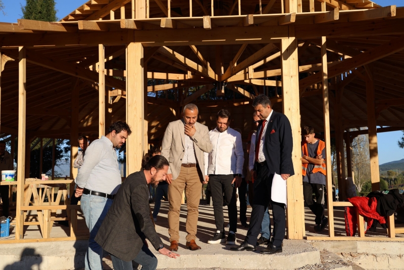 BAŞKAN AKEL, AHŞAP KAFE’DE İNCELEMELERDE BULUNDU