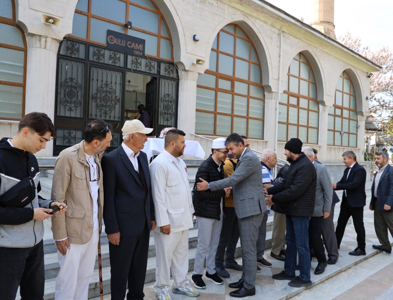 GEDİZ’DE UMRE YOLCULARI UĞURLANDI