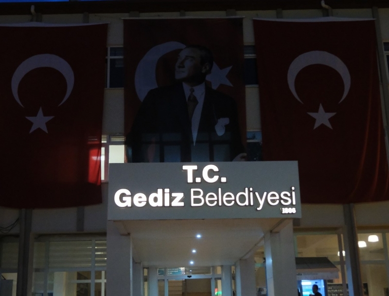 GEDİZ BELEDİYE BİNASINA YENİ TABELA