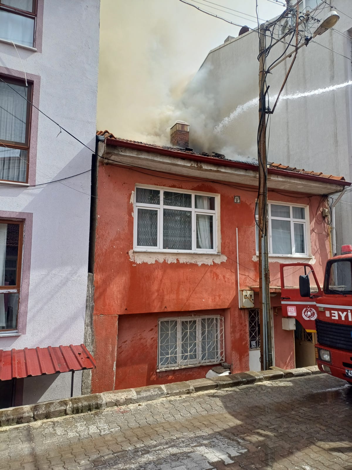 GEDİZ’DE EV YANGINI