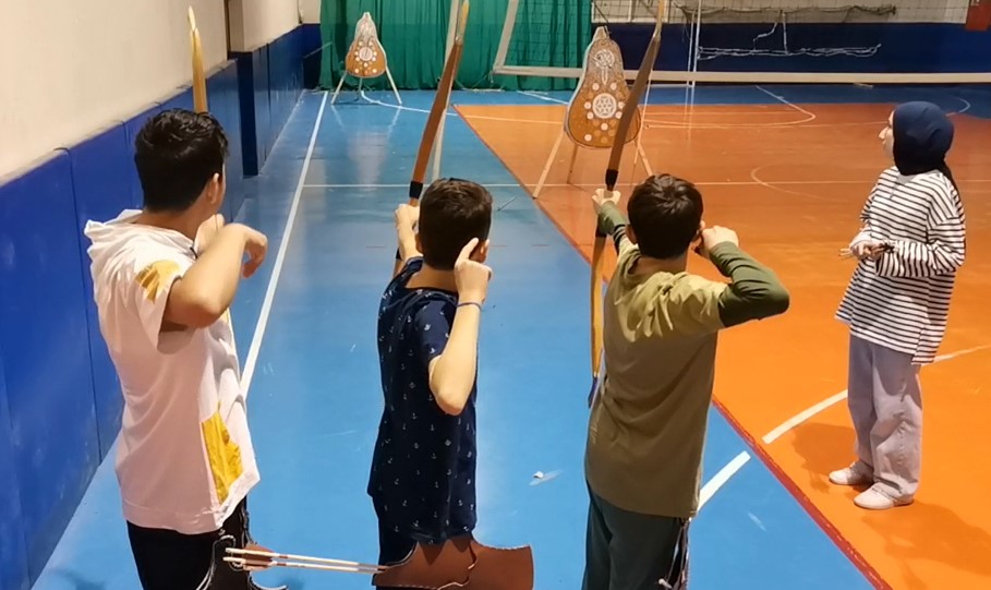 GEDİZLİ USTA ÖĞRETİCİ OKÇULUK BRANŞI İLE ÖĞRENCİLERİNİ YARIŞMALARA HAZIRLIYOR