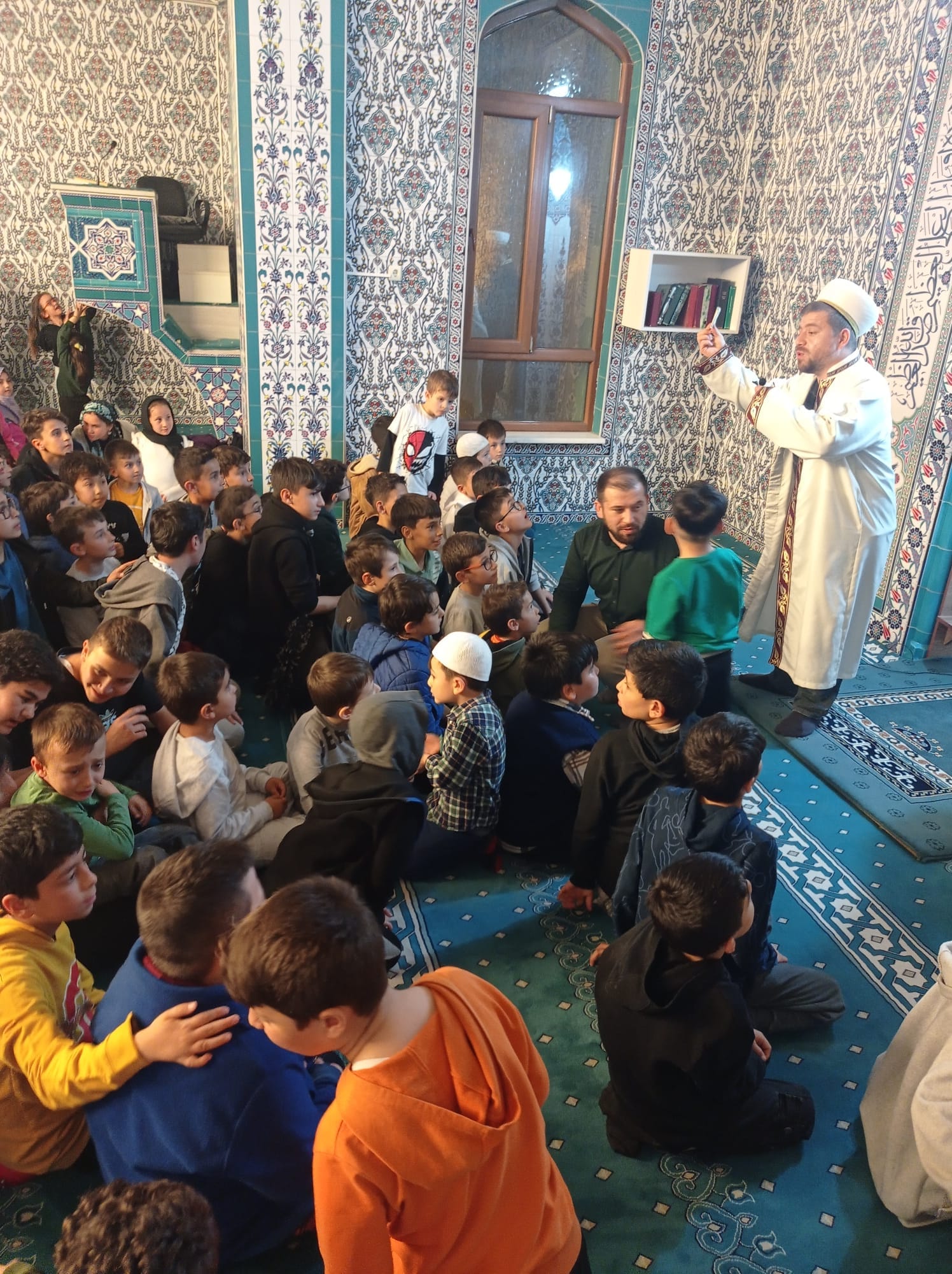 GEDİZ’DE TERAVİH ŞENLİĞİNDE ÇOCUKLAR GÖNÜLLERİNCE EĞLENDİ