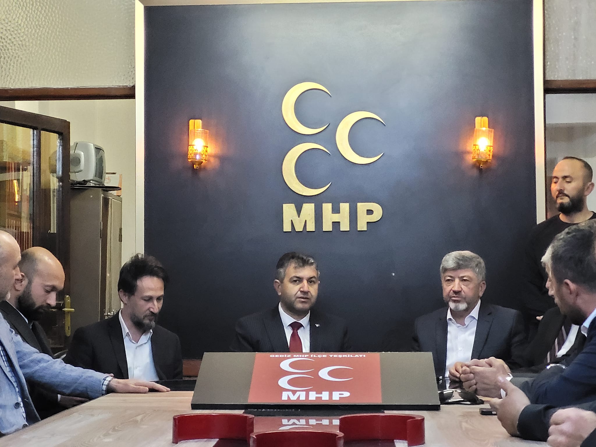 GEDİZ’DE SEÇİMİ KAZANAN AKEL’E İLK TEBRİK BAŞKAN MUHARREM AKÇADURAK’TAN