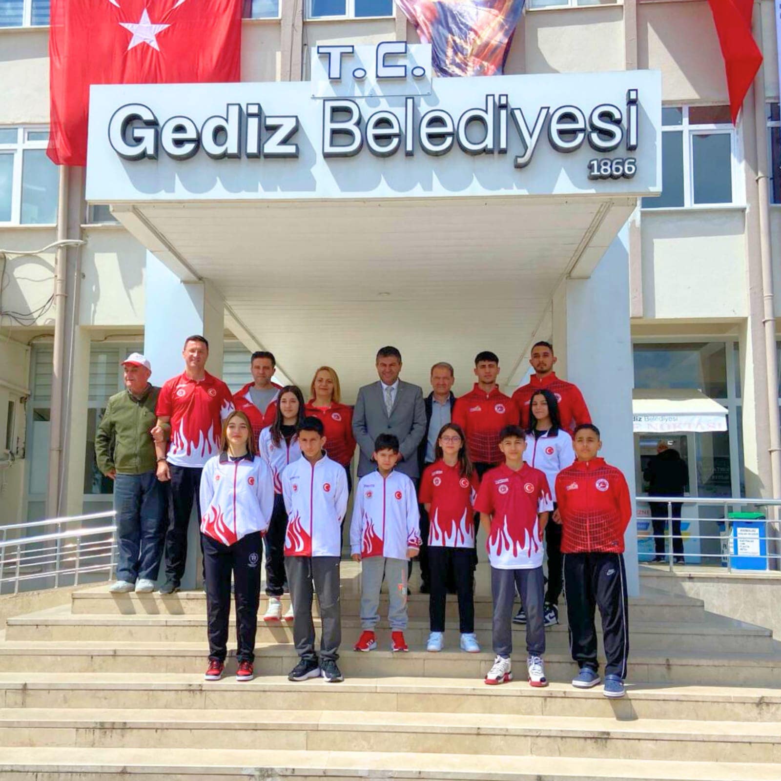 KİCKBOKS SPORCULARI, BAŞKAN AKEL’İ ZİYARET ETTİ