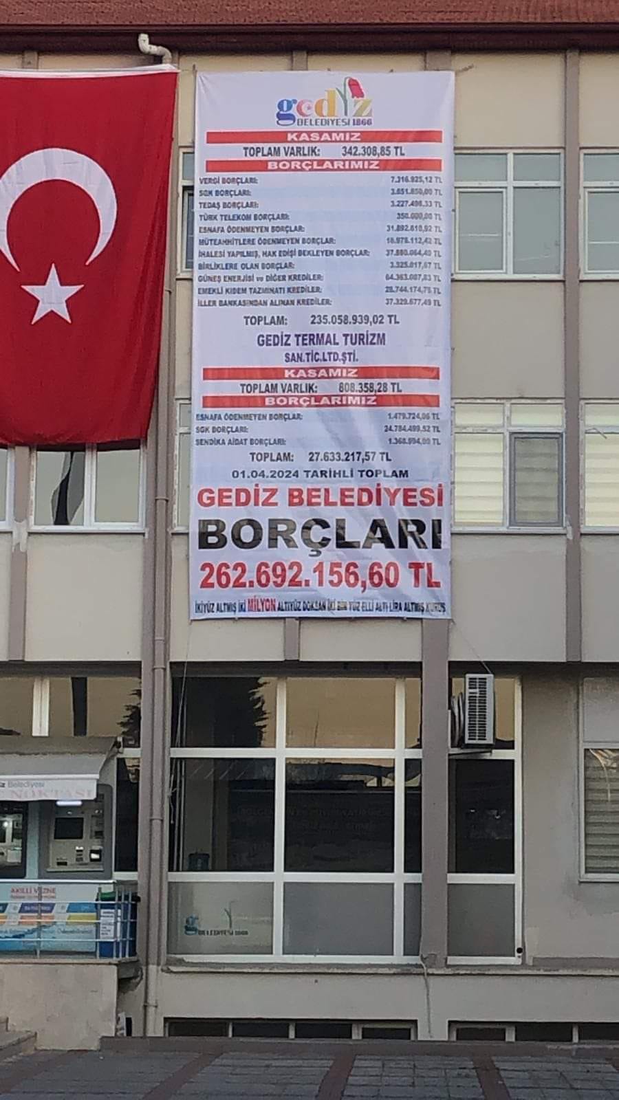 GEDİZ BELEDİYESİNİN GÜNCEL BORÇ LİSTESİ BELEDİYE BİNASINA ASILDI