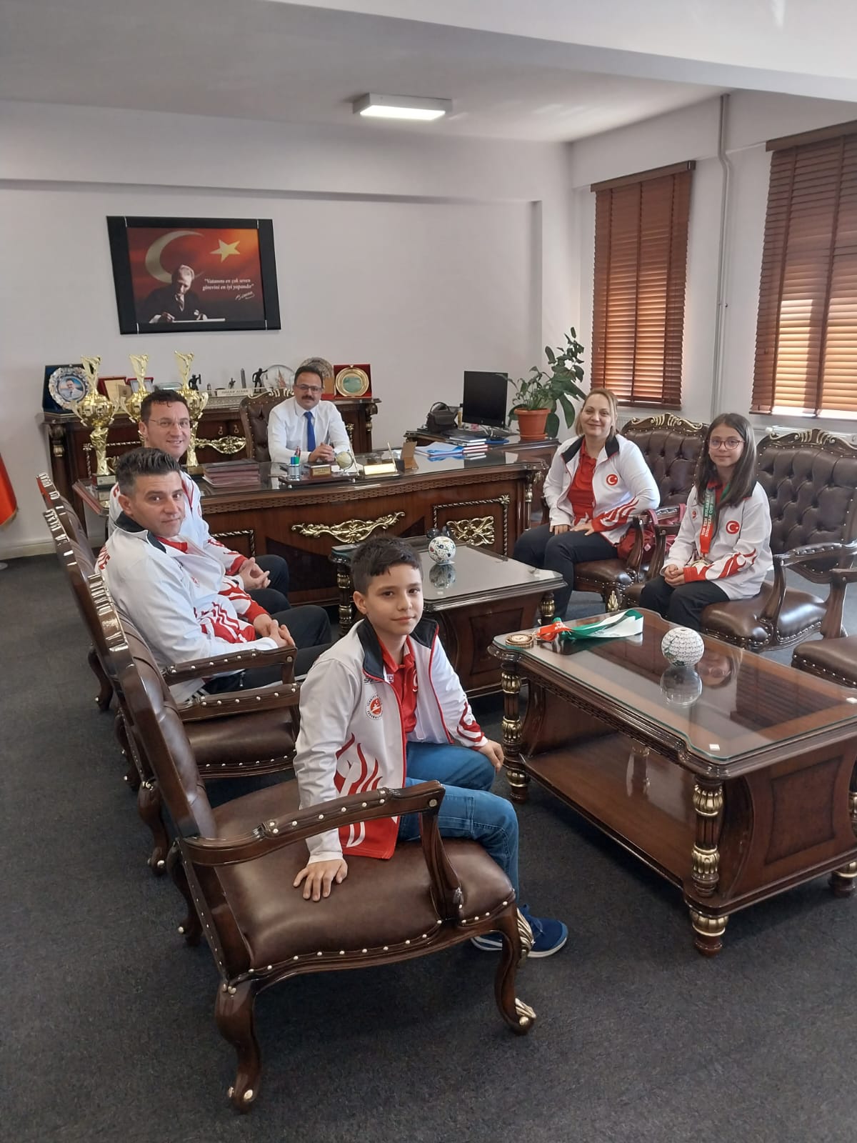 AVRUPA’DA DERECE ALAN SPORCULAR KAYMAKAM HAKAN ALKAN’I ZİYARET ETTİ