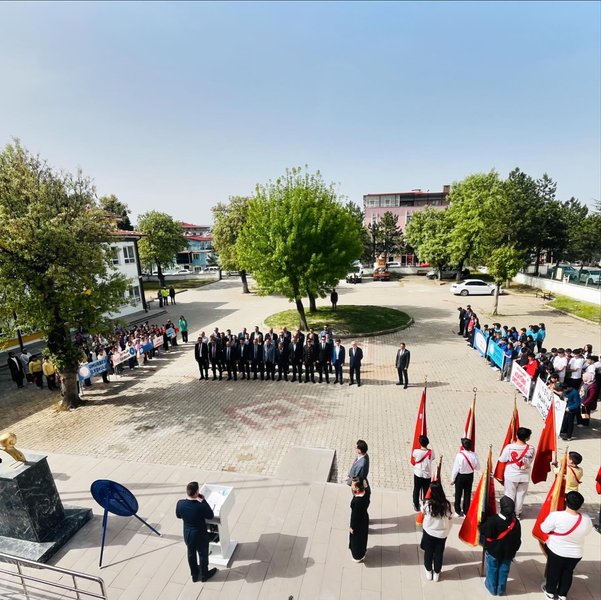 23 NİSAN ULUSAL EGEMENLİK VE ÇOCUK BAYRAMINDA ÇELENK SUNUMU