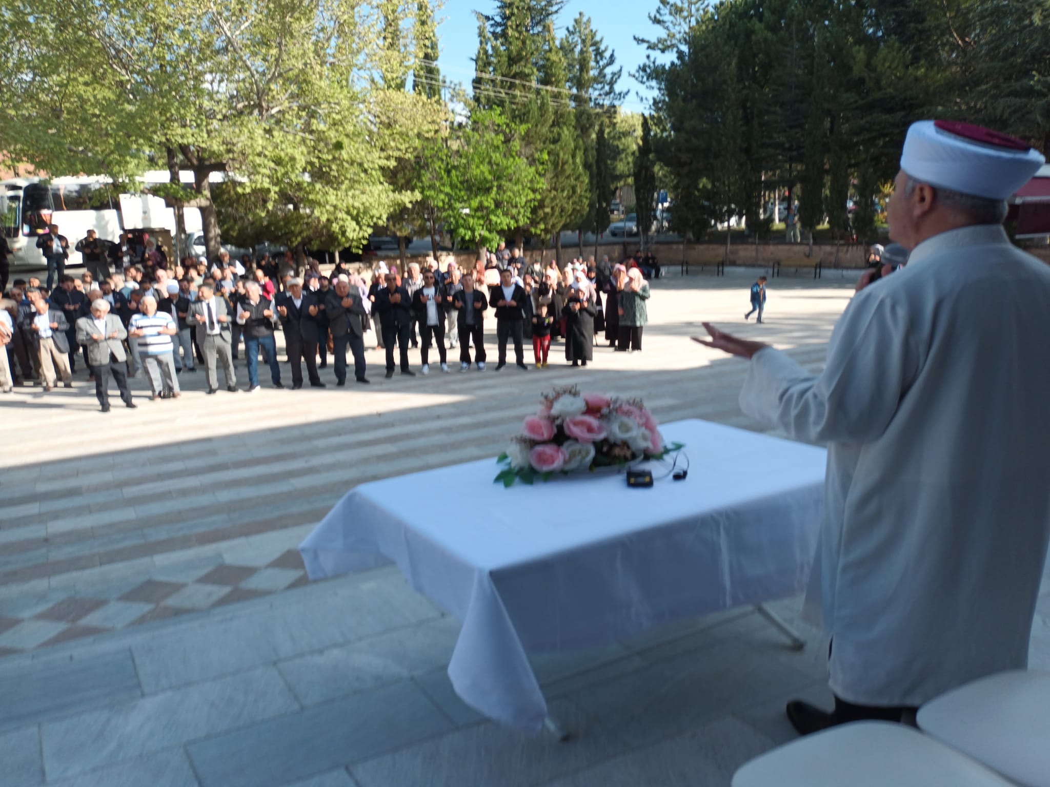 HAYIRSEVERLERİN DESTEĞİ İLE HAFIZLIĞI BİTİREN ÖĞRENCİLER UMREYE GİTTİ