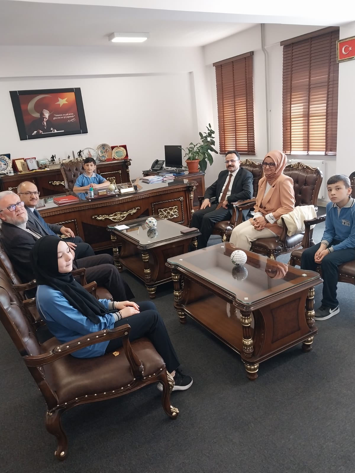 KAYMAKAMLIK MAKAMINA ÖĞRENCİLER OTURDU