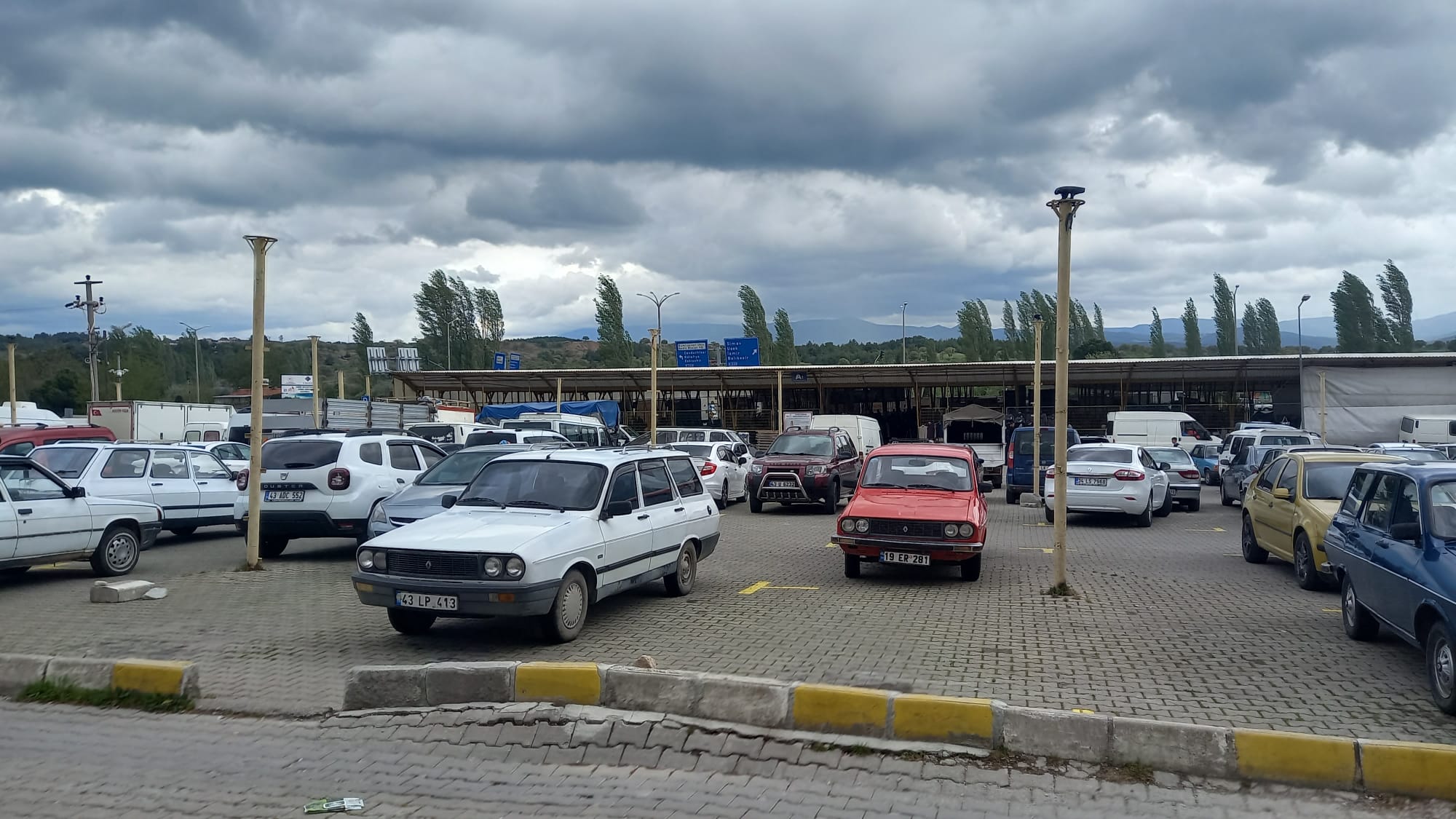 GEDİZ’DE KIYAFET PAZARI BOŞ KALDI