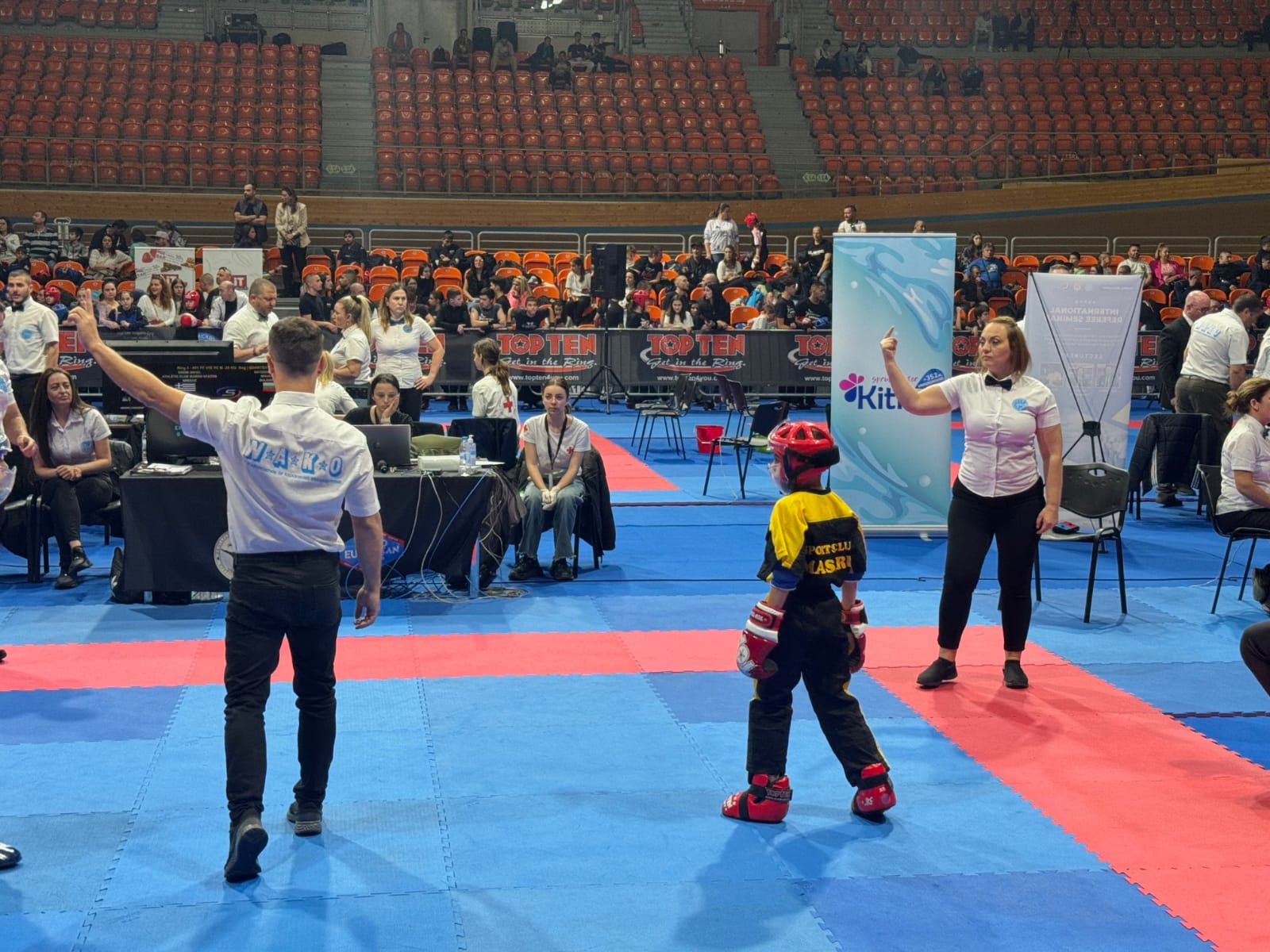 ULUSLARARASI KİCK BOKS TURNUVASINDA GEDİZLİ 2 KADIN HAKEM GÖREV ALDI