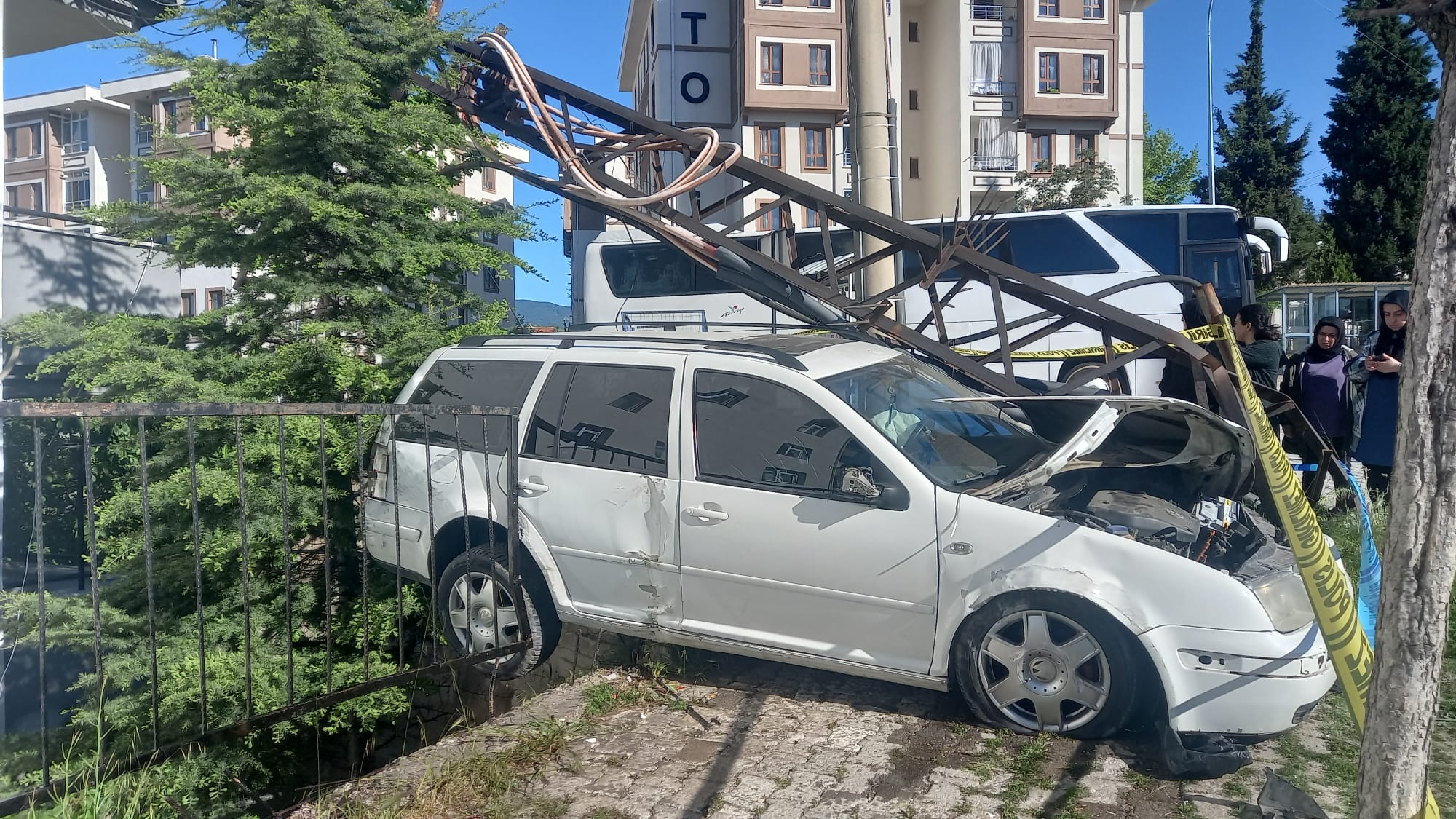 GEDİZ’DE KAZA YAPAN ŞAHIS BAHÇE DUVARINDAN DÜŞTÜ