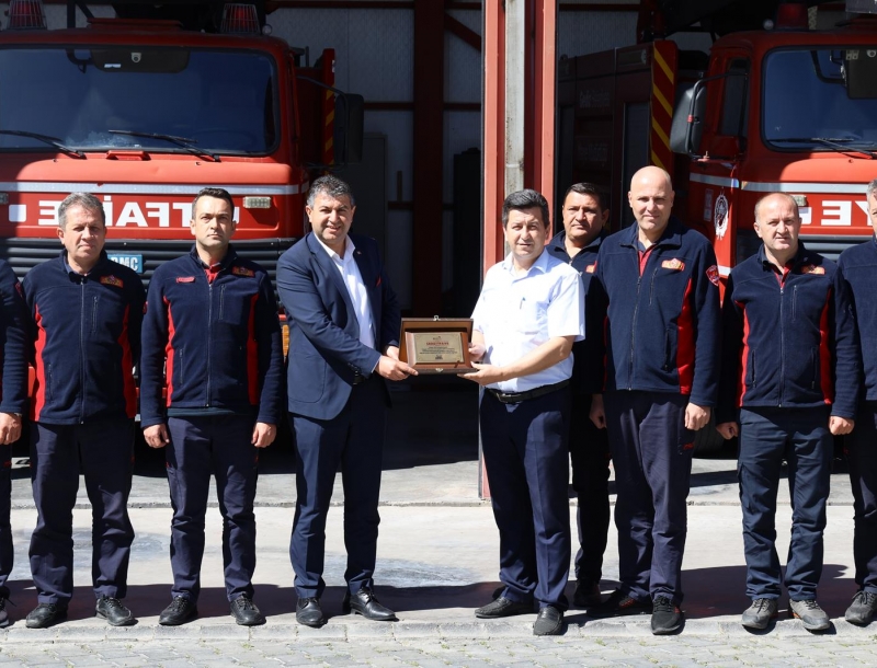 BAŞKAN AKEL’DEN, İTFAİYE PERSONELİ’NE PLAKET