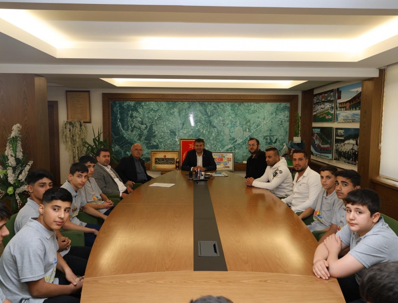 DEĞİŞİM PROJESİ ÖĞRENCİLERİNDEN BAŞKAN AKEL’İ ZİYARET