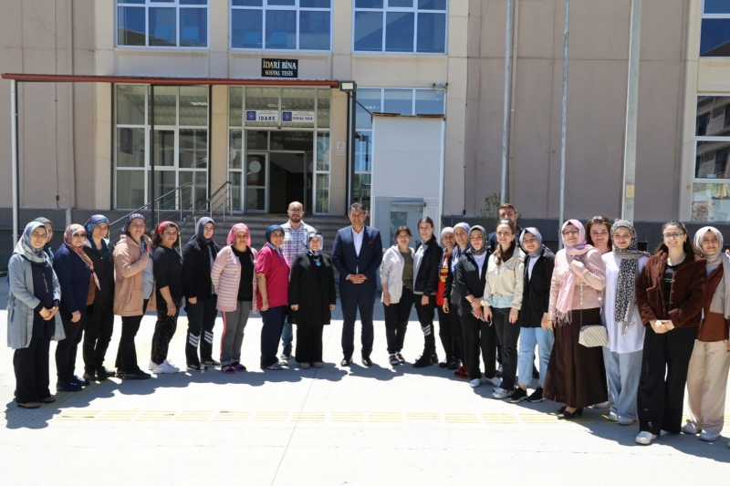 BAŞKAN AKEL KIZ ÖĞRENCİLERLE BİR ARAYA GELDİ