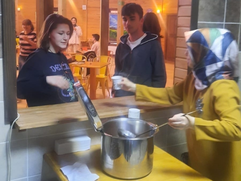 BAŞKAN AKELDEN ÖĞRENCİLERE JEST