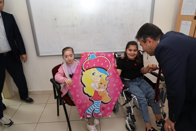 BAŞKAN AKEL, ENGELLİ BİREYLERİ UNUTMADI