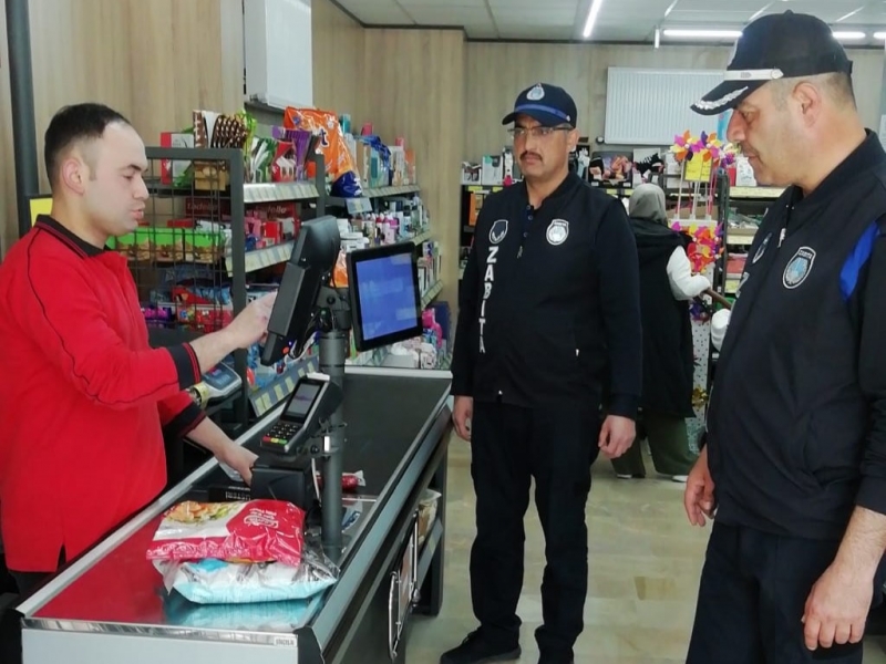 GEDİZ’DE ZİNCİR MARKETLER DENETLENİYOR