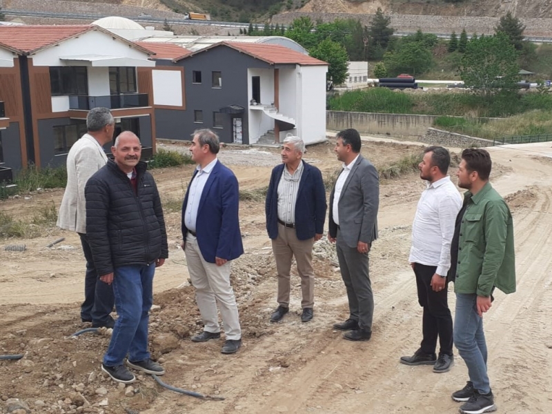 ILICA TERMAL TATİL KÖYÜ ÇEVRE DÜZENLEMESİ VE YOL ÇALIŞMALARI SEZONA YETİŞTİRİLMEYE ÇALIŞILIYOR