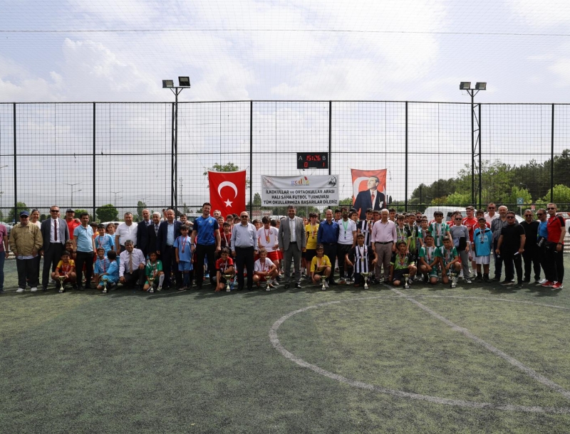 GEDİZ’DE İLKOKUL VE ORTAOKULLAR ARASI DÜZENLENEN FUTBOL TURNUVASI SONA ERDİ