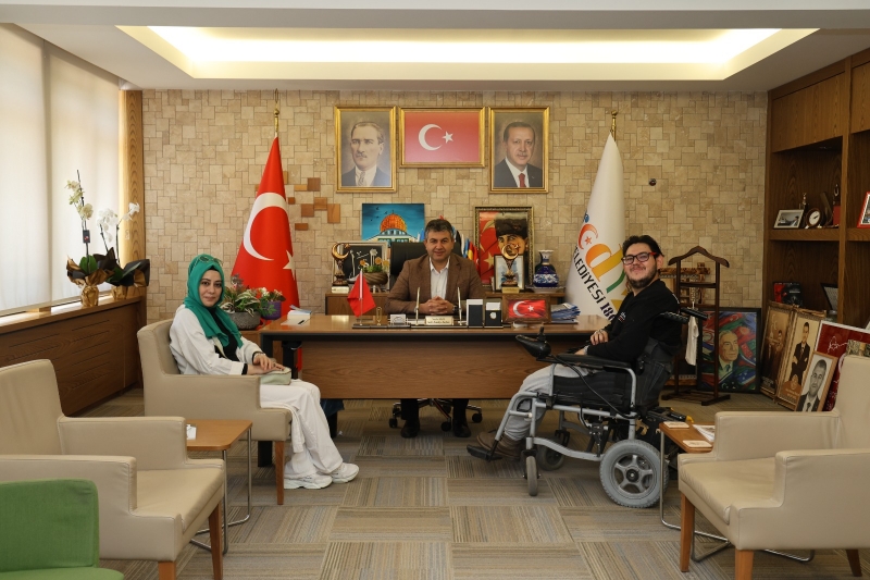 GEDİZ’DE ENGELLİ GENÇ BAŞKAN AKEL’E ENGELLİLERİN KARŞILAŞTIĞI SORUNLARI ANLATTI