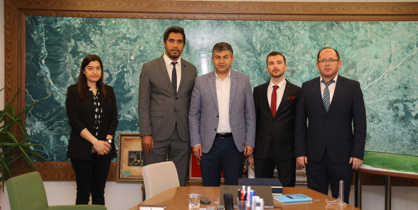 BAŞKAN AKEL KAYBOLAN VE SONRA BULUNAN YAŞLI ADAMI EVİNDE ZİYARET ETTİ Kütahya’nın Gediz ilçesinde, Belediye Başkanı Necdet Akel geçtiğimiz günlerde kaybolan ve daha sonra sağ salim bulunan 73 yaşındaki İbrahim Dumlupınar’ı evinde ziyaret etti. Geçtiğimiz hafta yürüyüş yapmak için evde çıkan ve geri dönmeyen 73 yaşındaki İbrahim Dumlupınar Çeltikçi Köyü yakınlarında, bir ekmek fırını aracı ile köylere ekmek taşıyan vatandaşın dikkati sayesinde bulunarak ailesine teslim edilmişti. Vatandaşların her türlü zorluğunda, yaşadıkları acı ve hüzünde yanlarında olan Belediye Başkanı Necdet Akel Dumlupınar ailesine geçmiş olsun ziyaretinde bulundu. Ailenin Umurbey Mahallesinde bulunan evine bir ziyaret gerçekleştirerek geçmiş olsun dileklerini ileten Başkan Akel,  “Büyüğümüz İbrahim Dumlupınar ve ailesini ziyaret ederek, hal ve hatırlarını sorduk. Sağ salim bulunması ve ailesine teslim edilmesi bizleri çok mutlu etmiştir. Kendisine ve ailesine geçmiş olsun dileklerimle, sağlıklı ve mutlu günler diliyorum” ifadelerini kullandı. RECEP BAYSAL