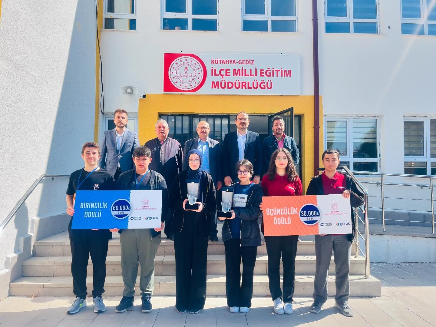 GEDİZ BELEDİYE BAŞKANI AKEL, HAYVAN BARNAĞİ PROJESİNİ EN KISA SÜREDE TAMAMLAYACAĞIZ Kütahya’nın Gediz ilçesinde yapımına geçtiğimiz yıl başlanan ve inşaatı devam eden hayvan barınağının yakın zamanda bitirilmesi için çalışmalar devam ediyor. Bu kapsamda sık sık barınak inşaatını ziyaret eden Belediye Başkanı Necdet Akel, projeyi en kısa zamanda tamamlayacaklarını söyledi. Başkan Akel, hayvan haklarına verdiği önemi vurgulayarak, “Bizler için hayvanlar da birer canlı ve onların yaşam kalitesini artırmak, onlara daha iyi bir yaşam sunmak en önemli önceliklerimizden biridir. Bu doğrultuda hayvan barınağı projesini en kısa sürede tamamlayarak, bölgemizdeki sokak hayvanlarının daha iyi koşullarda yaşamasını sağlayacak ve onların bakımını profesyonel bir şekilde üstleneceğiz” dedi. Yetkililerden Hayvan Barınağı inşaatı hakkında bilgi alan Gediz Belediye Başkanı Necdet Akel’e, Şaphane Belediye Başkanı Lütfi Mutlu ve Gediz Belediyesi Meclis Üyeleri eşlik etti.