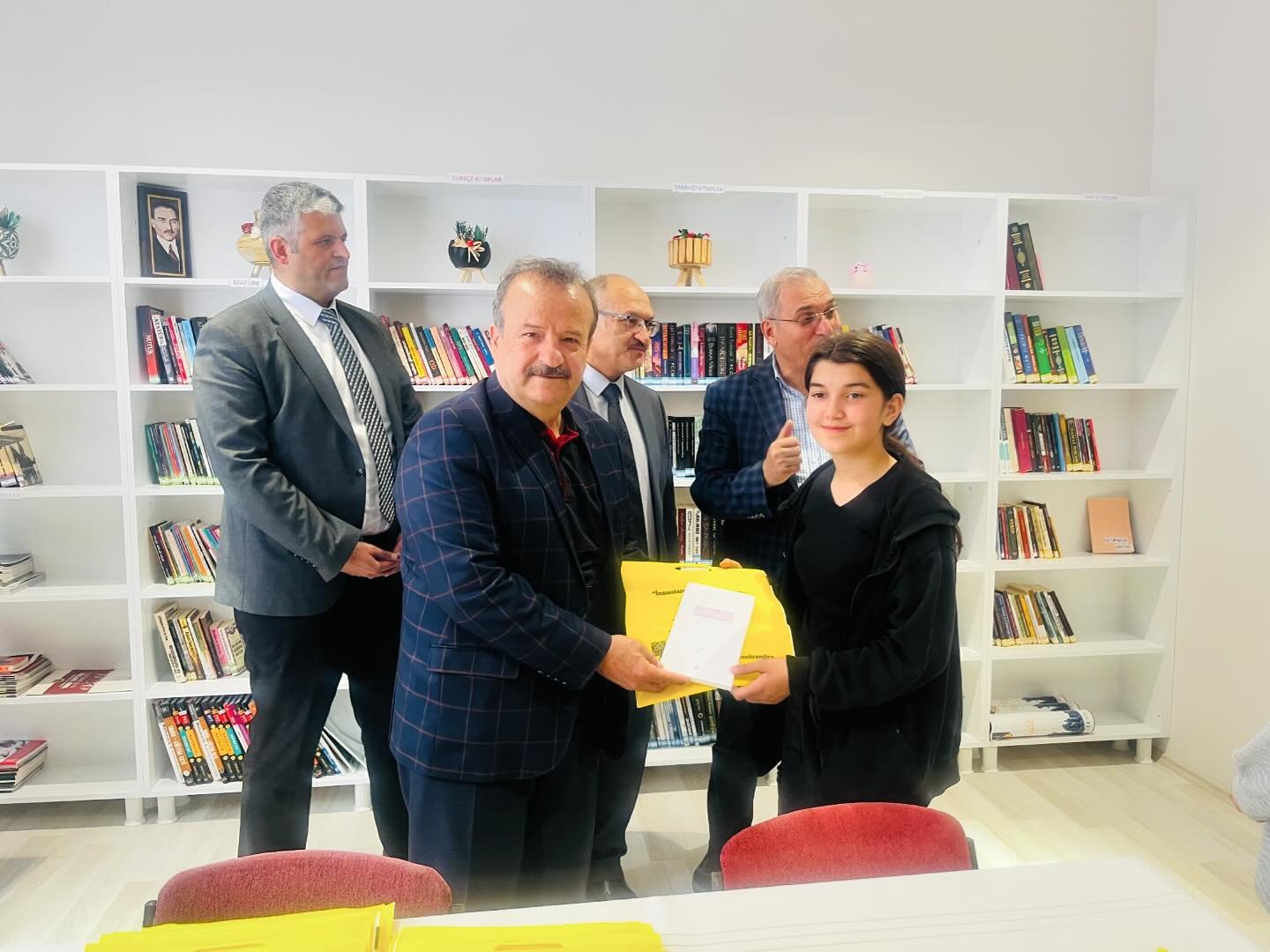 GEDİZ MESLEKİ VE TEKNİK ANADOLU LİSESİNE YENİ KÜTÜPHANE