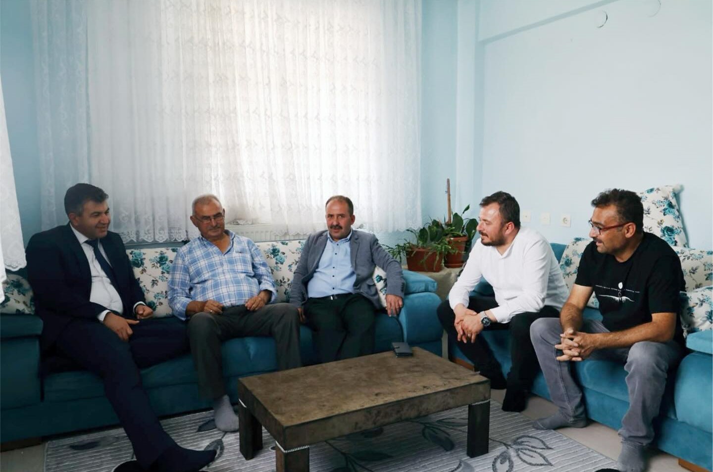 BAŞKAN AKEL KAYBOLAN VE SONRA BULUNAN YAŞLI ADAMI EVİNDE ZİYARET ETTİ