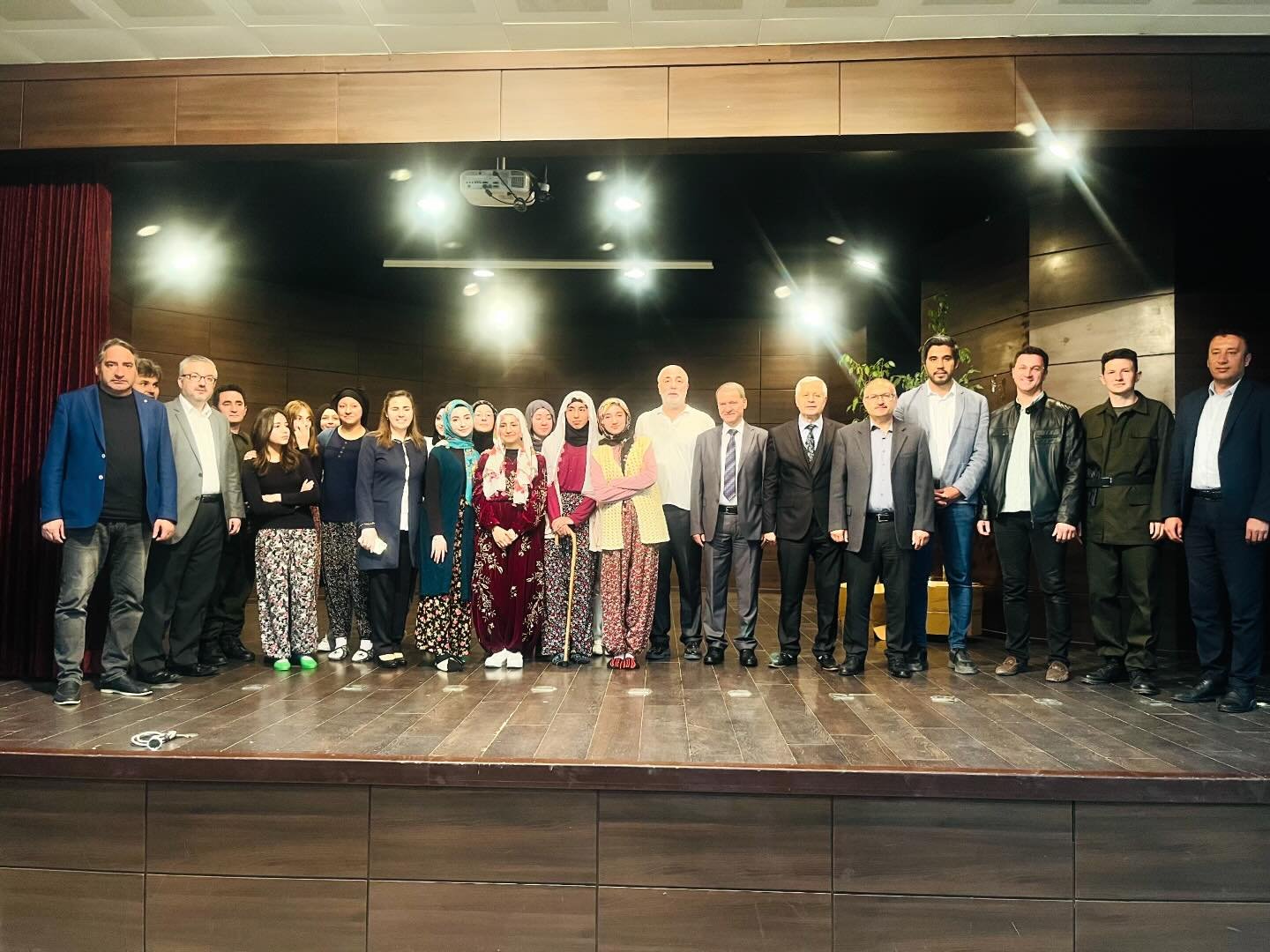 GEDİZ’DE “İSTİKLAL UĞRUNA ÇANAKKALE” İSİMLİ TİYATRO GÖSTERİSİ SAHNELENDİ