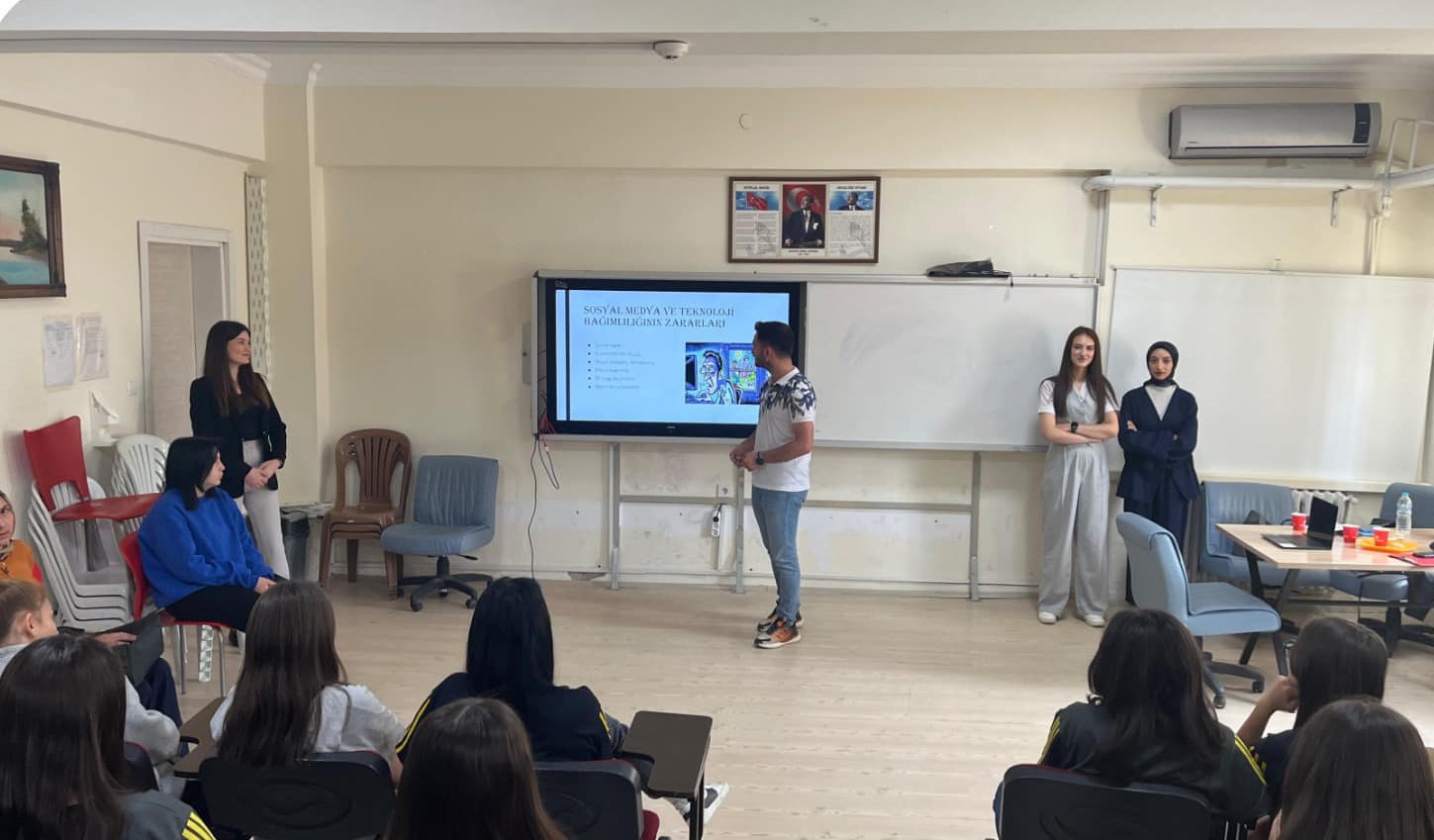 ÖĞRENCİLERE TEKNOLOJİ ve SOSYAL MEDYA BAĞIMLILIĞI KONFERANSI