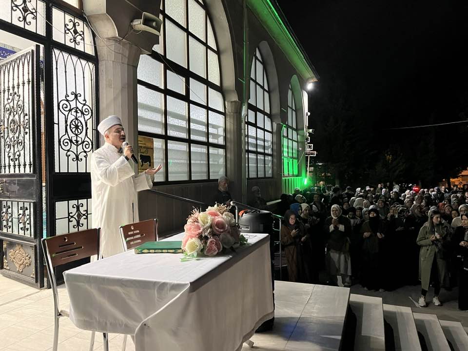 GEDİZ’DE HACI ADAYLARINI UĞURLAMA VE MEVLİD PROGRAMI DÜZENLENDİ