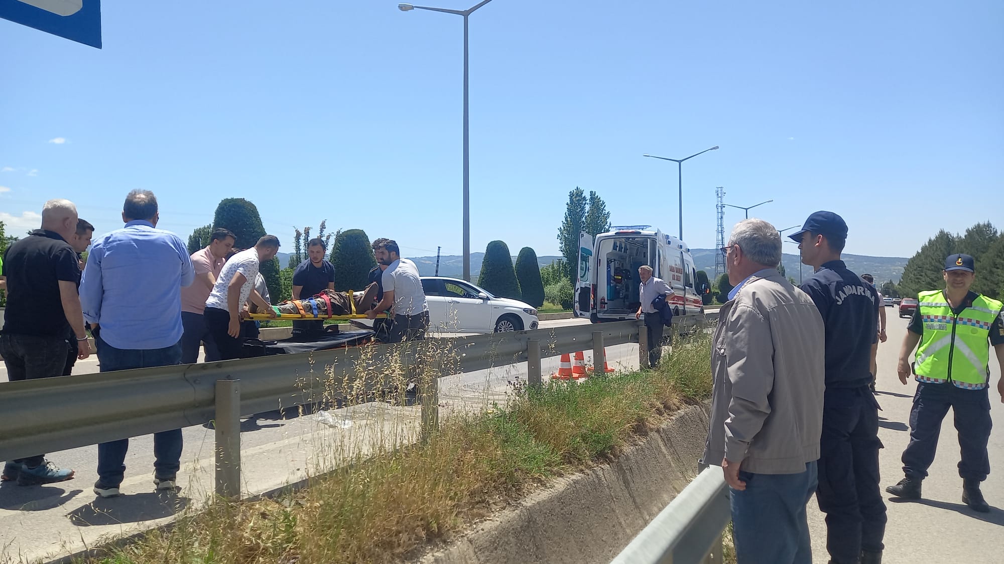 BARİYERLERDEN ATLAYARAK KARŞIYA GEÇMEK İSTEYEN YAŞLI KADINA OTOMOBİL ÇARPTI