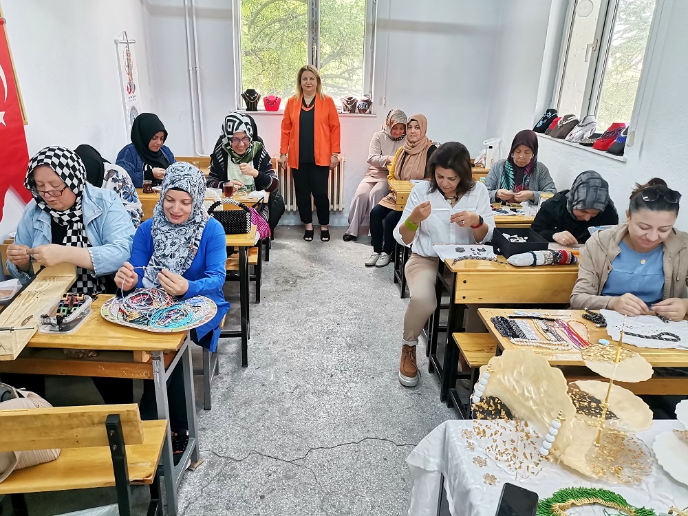 GEDİZ’DE TAKI TASARIM KURSUNA BÜYÜK İLGİ